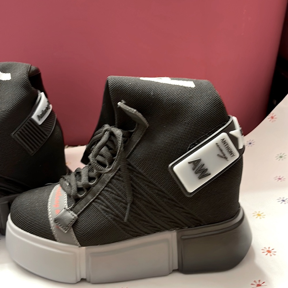 Size 7.5 unique black sneaker